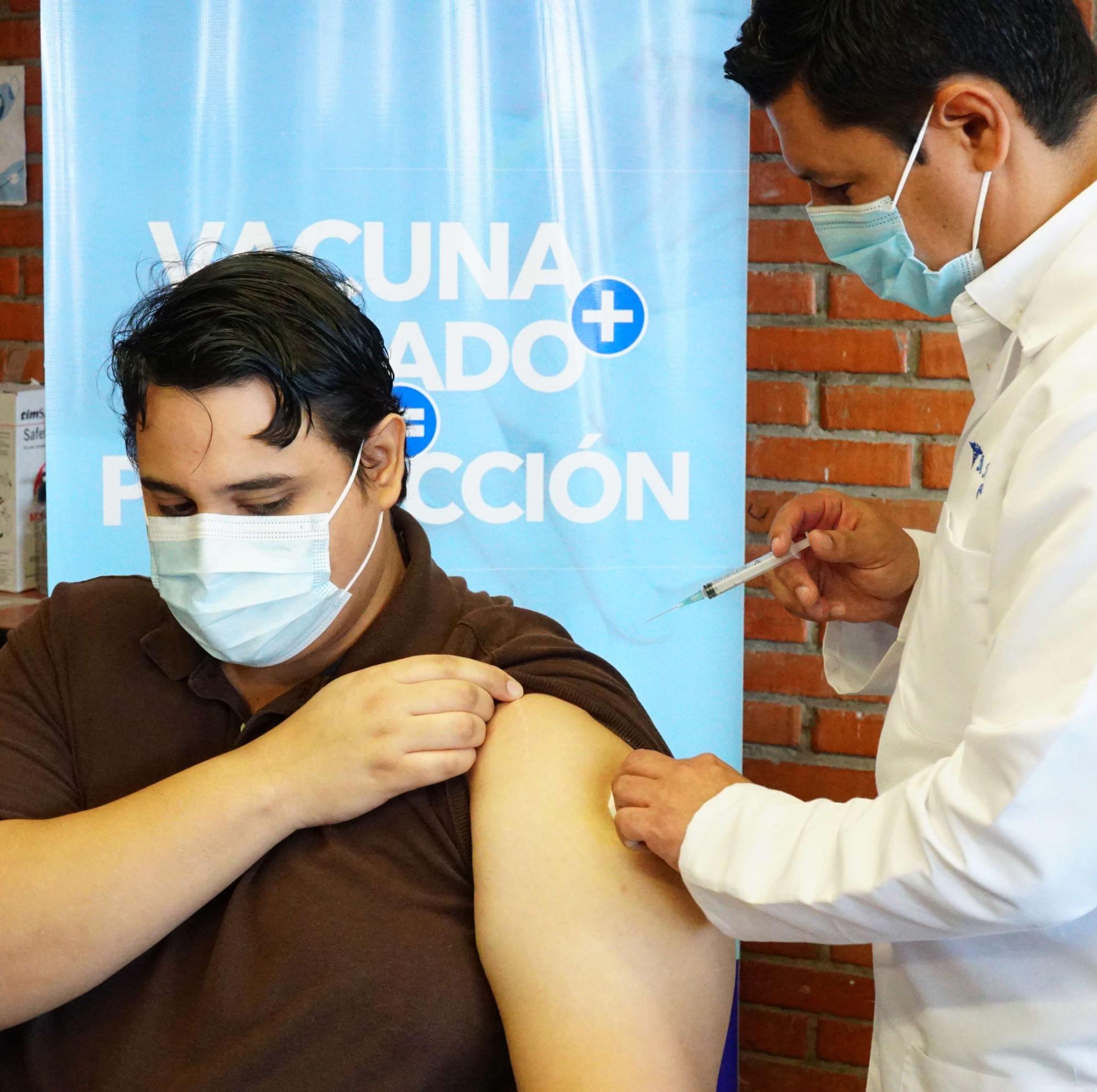 El viceministro de Salud Roberto Consenza vacuna contra el covid a un ciudadano.