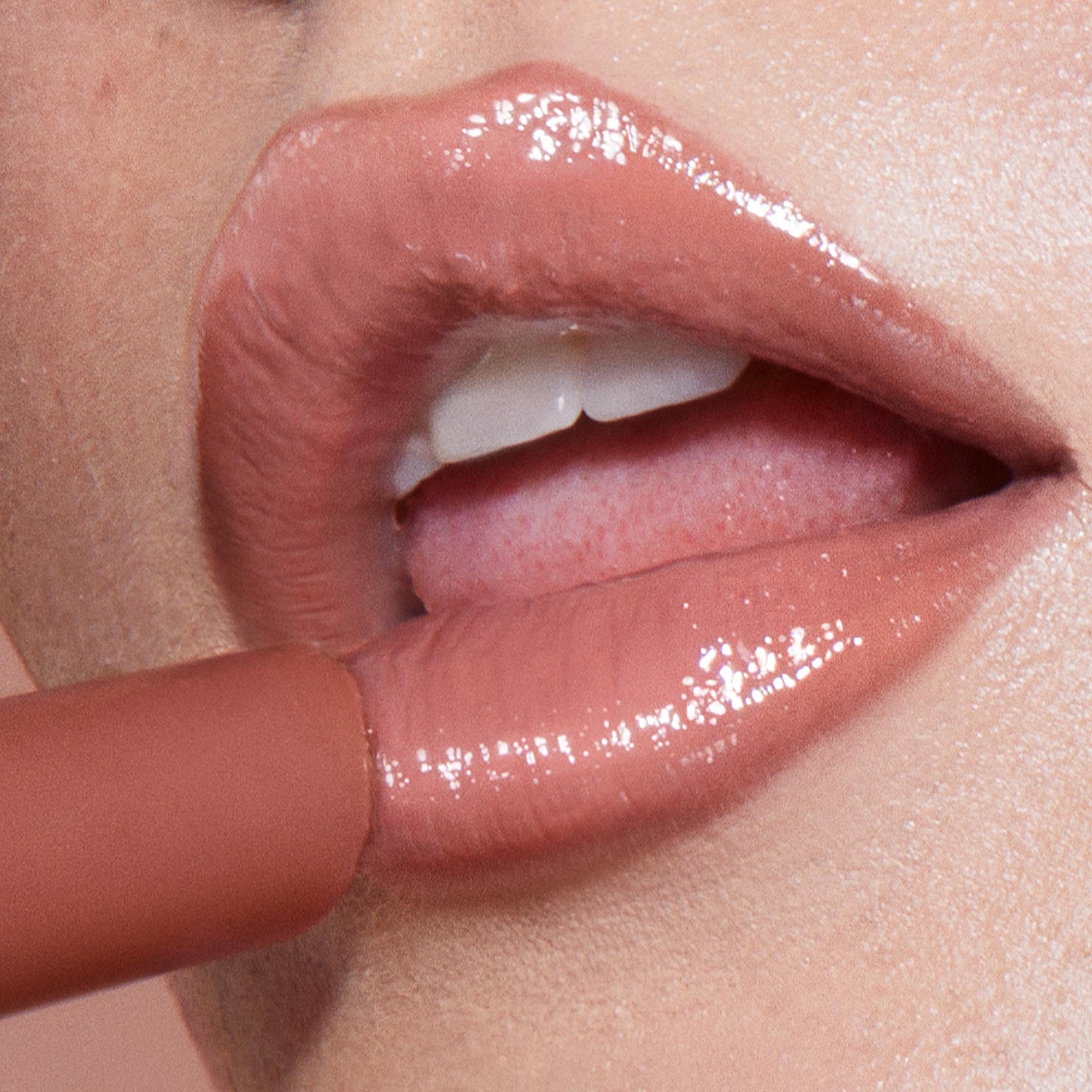 Para los labios se usan tonos neutros con brillo e hidratación.