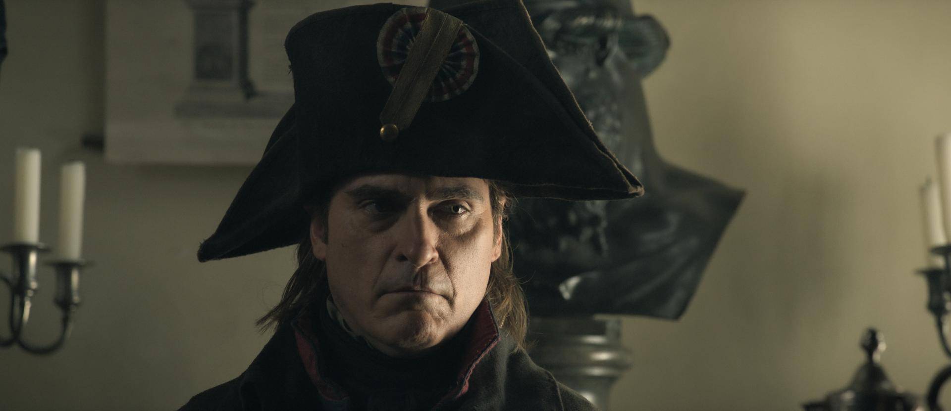 $!Joaquin Phoenix, en “Napoleón”, con un sombrero que el futuro Emperador habría usado como joven oficial.