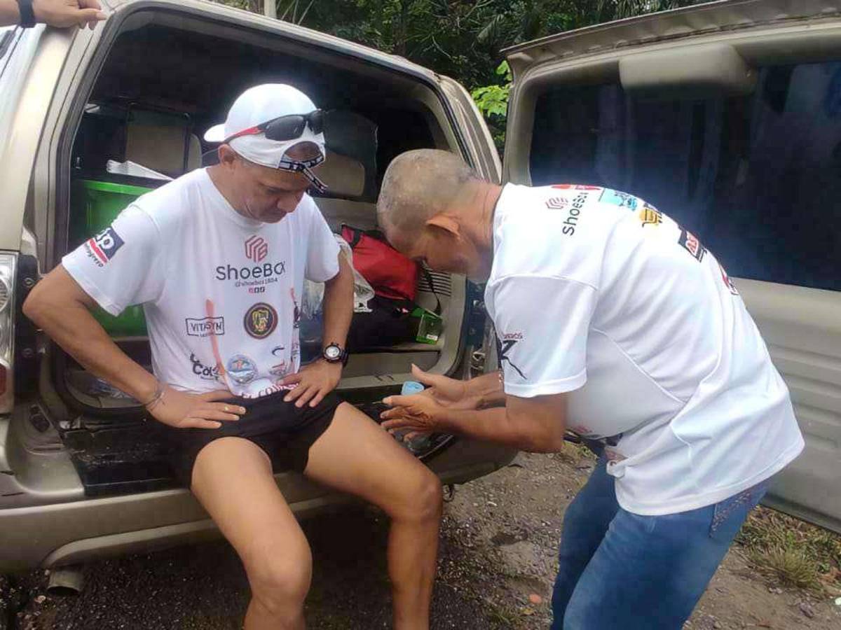 Roberto Gómez dándole apoyo a Gerson.