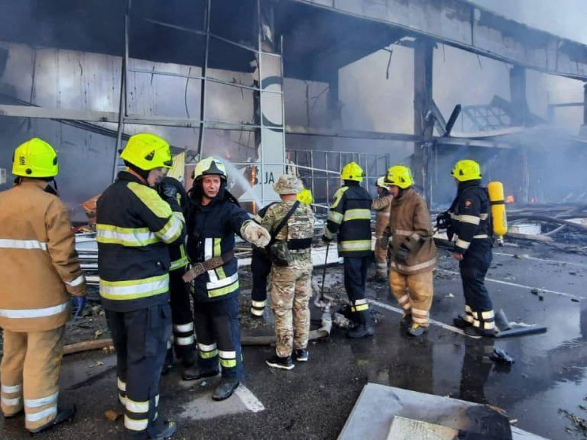 Zelenski denuncia un “acto terrorista” tras ataque ruso a un centro comercial