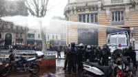 La manifestación de este jueves contra la reforma de las pensiones en París se vio empañada por duros enfrentamientos entre elementos violentos y las fuerzas del orden, la destrucción de mobiliario urbano y de escaparates comerciales.