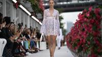 Una modelo luce un conjunto con sandalias, muy veraniego, de Michael Kors durante el lanzamiento de su colección primavera-verano 2024 en el New York fashion week.