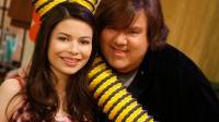 “Dan Schneider, un renombrado productor de programas televisivos, dedicó muchos años de su carrera a Nickelodeon. Durante su tiempo allí, fue fundamental en el lanzamiento al estrellato de varios jóvenes talentos, incluyendo a Drake Bell, Ariana Grande, Jennette McCurdy, Amanda Bynes, Miranda Cosgrove y Victoria Justice, entre otros nombres destacados de la industria del entretenimiento.”