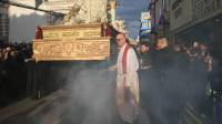 Monseñor José Vicente Nácher acompaña la solemne procesión del Santo Entierro en el centro de Tegucigalpa, junto a cientos de fieles.