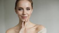Una piel tersa rejuvenece y mejora el aspecto facial.