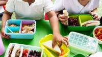 Todo niño/a que permanece largas horas en la escuela debe disponer de alimentos saludables que le brinden una adecuada alimentación.