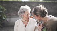 Es viable que la familia planee actividades en las que puedan ser incluidas las personas adultas mayores.
