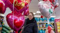 Una persona observa globos por el Día de San Valentín este viernes, en un centro comercial en Nueva York, Estados Unidos.