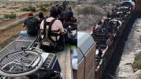 A pesar de los operativos que mantiene el Gobierno de México y la empresa ferroviaria Ferromex, miles de migrantes centroamericanos siguen arriesgando su vida y montándose a los trenes, en particular “La Bestia” por intentar cruzar o llegar hacia Estados Unidos.