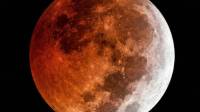 <b>La Luna está a punto de quedar completamente cubierta por la sombra de la Tierra y una serie de movimientos sísmicos registrados recientemente vuelven a poner sobre la mesa una vieja pregunta: ¿existe alguna relación entre los eclipses y los terremotos o se trata únicamente de una coincidencia?</b>