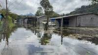 Las inundaciones provocadas por el aumento del nivel del Lago de Yojoa han obligado a decenas de familias a abandonar sus viviendas en el municipio de Santa Cruz de Yojoa, departamento de Cortés, donde el agua ha alcanzado las casas ubicadas a la orilla de la carretera CA-5.