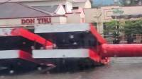 Las primeras lluvias de la temporada provocaron la saturación de varias calles con agua pluvial y derribaron algunas vallas publicitarias de distintos negocios, entre ellos el restaurante Don Tiki.