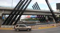 La estructura metálica instalada en el puente Juan Pablo II, de la capital hondureña, ha generado críticas entre capitalinos por su forma, color y falta de armonía con el entorno urbano de Tegucigalpa.
