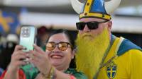 El mundial de fútbol United 2026, organizado por Estados Unidos, México y Canadá, ya es una fiesta deportiva para millones de aficionados, pero también puede convertirse en un riesgo legal y migratorio para quienes no midan su comportamiento en los estadios, fanfests o celebraciones públicas. En la foto: una mujer se toma una foto con un aficionado de Suecia el domingo, antes del partido entre Suecia y Túnez en el estadio BBVA en Monterrey (México).