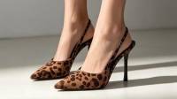 Los zapatos animal print son una herramienta poderosa para completar cualquier outfit sencillo.