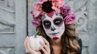 “Para el habitante de Nueva York, París o Londres, la muerte es la palabra que jamás se pronuncia porque quema los labios. El mexicano, en cambio, la frecuenta, la burla, la acaricia, duerme con ella, la festeja”, recordaba Octavio Paz.