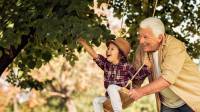 Las actividades recreativas en el exterior, necesarias para el desarrollo infantil, exigen un nivel de movilidad y resistencia que a veces pone a prueba las capacidades físicas de la población de la tercera edad.