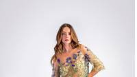 “También son protagonistas los vestidos largos con diseños ultrafemeninos decorados con bordados y cuentas que forman flores y figuras geométrica”, explica la asesora de moda Alicia López Ostolaza.