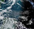 Fotografía satelital cedida por el Oficina Nacional de Administración Oceánica y Atmosférica (NOAA) a través del Centro Nacional de Huracanes (NHC) de Estados Unidos donde se muestra el estado del clima este viernes en la parte norte del Atlántico y en el Golfo de México.