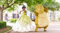 Fotografía cedida por Disney donde aparecen la princesa Tiana y el caimán Louis mientras pasean por las calles de la nueva atracción Tiana's Bayou Adventure basada en la película de animación 'La princesa y el sapo'.