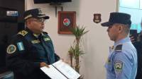 El director general de Policía Nacional, Juan Manuel Aguilar Godoy, entregó el reconocimiento a Alejandro Rivas.
