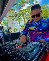 El dj Adrián Flores fue el encargado de poner el sabor musical con sus reconocido sello que lo caracteriza en una famosa radioemisora en el país. 