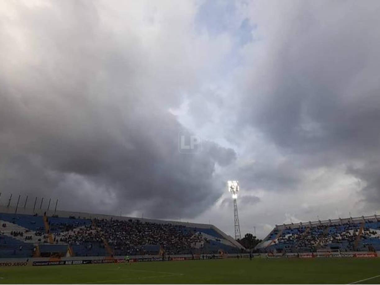 ¿Quién dijo miedo? Al parecer el partido ante los Estados Unidos se jugará bajo lluvia, pero no evita que las personas lleguen al estadio.