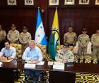 El alcalde Roberto Contreras junto al comandante de bomberos, Daniel Rivera, el tesorero Xavier Lacayo y varios apagafuegos antes del anuncio que no recibirían los fondos.