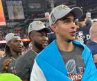 Mauricio Dubón portó la bandera de Honduras en los festejos de los Astros de Houston.