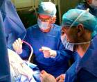 <b><span class=mln_uppercase_mln>Acción.</span></b> Médicos especialistas realizan una cirugía.