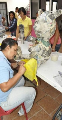 Ofrecen cursos para emprender en piñatería