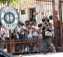 Ventura asegura que pagará a maestros interinos