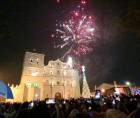 Fuegos artificiales iluminan el cielo sobre la catedral de Comayagua durante la despedida de 2025 y la llegada del Año Nuevo. Fotografías de Alex Pérez.
