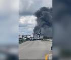 Captura de video tomada de rastreo de redes del accidente de un avión de carga con el logotipo de Amazon que se estrelló al salirse de la pista después de aterrizar este domingo, en el Aeropuerto Internacional de Miami (EE.UU.). EFE/ Rastreo de Redes