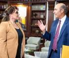 La presidenta Xiomara Castro conversa con Hugo Llorens.