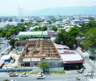 <b>Sector construcción. En San Pedro Sula surgen constantemente nuevas obras, en diferentes puntos de la ciudad se pueden ver “obras ilegales” que están detenidas. Fotos: Melvin Cubas.</b>