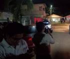 Equipos policiales acordonaron la zona mientras personal de Medicina Forense realizaba el levantamiento de los cuerpos.