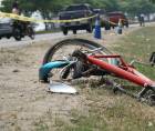 Así quedó la bicicleta en la que se conducía el empleado de gasolinera atropellado en el bulevar del este de San Pedro Sula (Honduras).