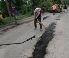 La empresa Prodecon ganó la licitación para el mantenimiento de 12.5 kilómetros en la carretera de San Jerónimo a La Libertad. En la imagen se observa el bacheo que realizaban los trabajadores en la obra.