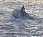 La Guardia Costera de EEUU encontró a un hombre aferrado a una embarcación que se hundía y que reveló que otros 39 pasajeros estaban desaparecidos tras el naufragio.