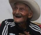 Don José María Hernández nació en 1912, y aunque él cree que tiene 63 años solo porque nadie podría tener 113 años, conversa sobre todo, evidenciando una lucidez y unas ganas de vivir, envidiables.