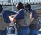Agentes de ICE revisan documentación de migrantes detenidos.