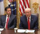 Captura de video de una transmisión de La Casa Blanca del presidente de EE.UU., Donald Trump, junto al secretario de Estado Marco Rubio (i) y el secretario de Guerra Pete Hegseth este jueves, en Washington.
