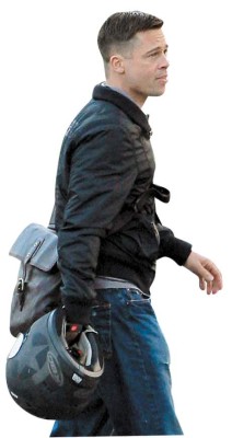 Sorprende con su nuevo look de quinceañero