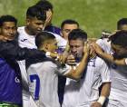 Jugadores de la Bicolor celebrando el gol de Aaron Zúñiga.