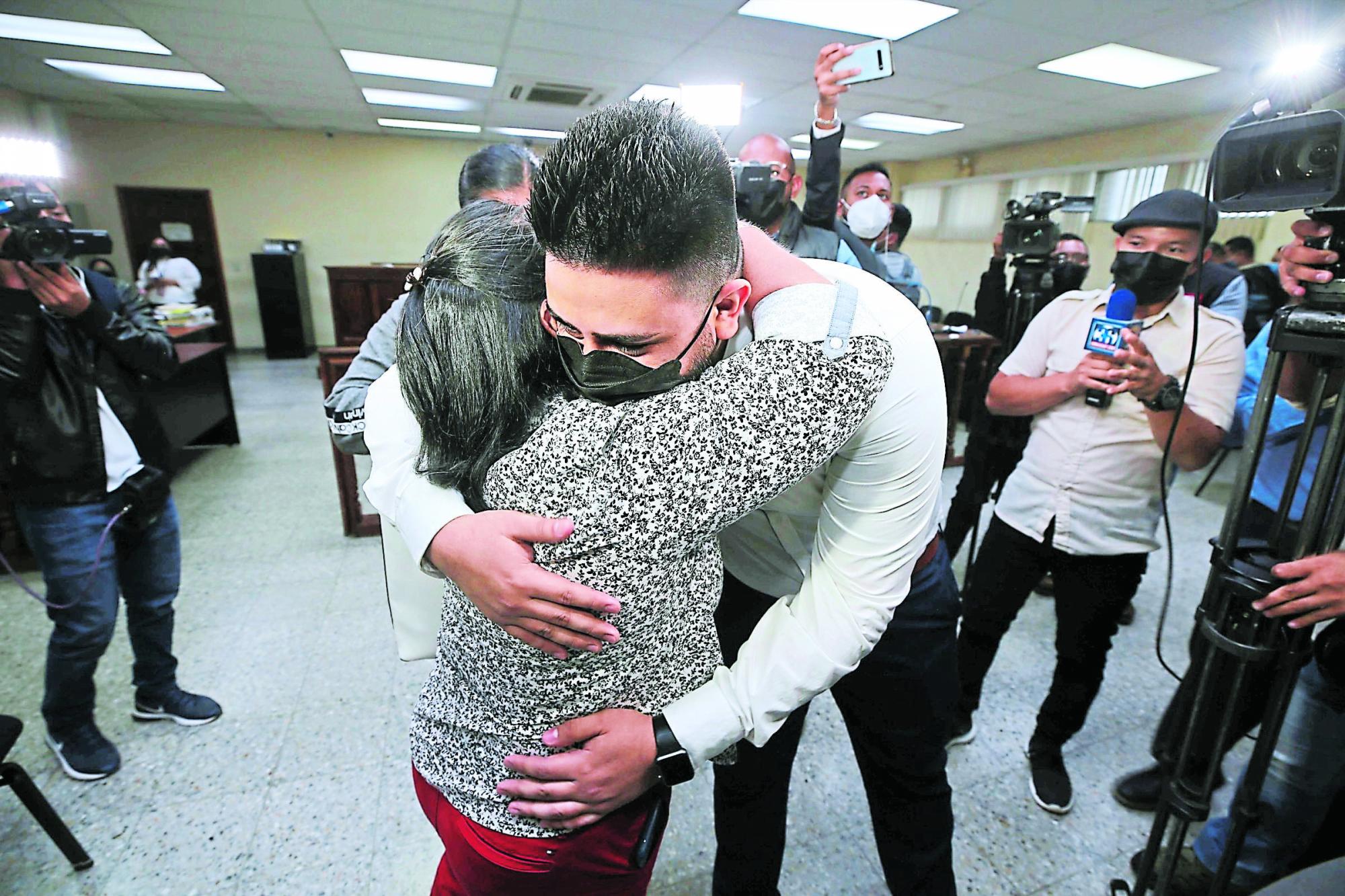 Entre lágrimas, su madre Ana Hernández manifestó que la inocencia de Kevin “se comprobó, siempre lo dije, por eso nunca lo dejé un tan solo día en la prisión, solo”.