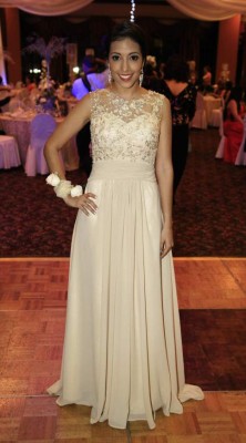 Vestidos elegantes hechos de manos hondureñas