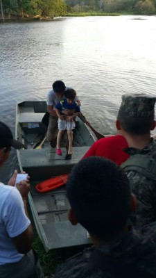 El grupo de rescate acuático del Cuerpo de Bomberos de Choloma respondió de inmediato a los llamados de auxilio y sacó de las aguas de la laguna a ocho personas que naufragaron el jueves.