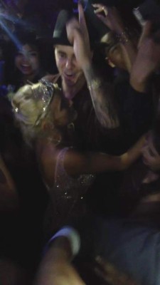 Justin se 'cuela' en fiesta de graduación